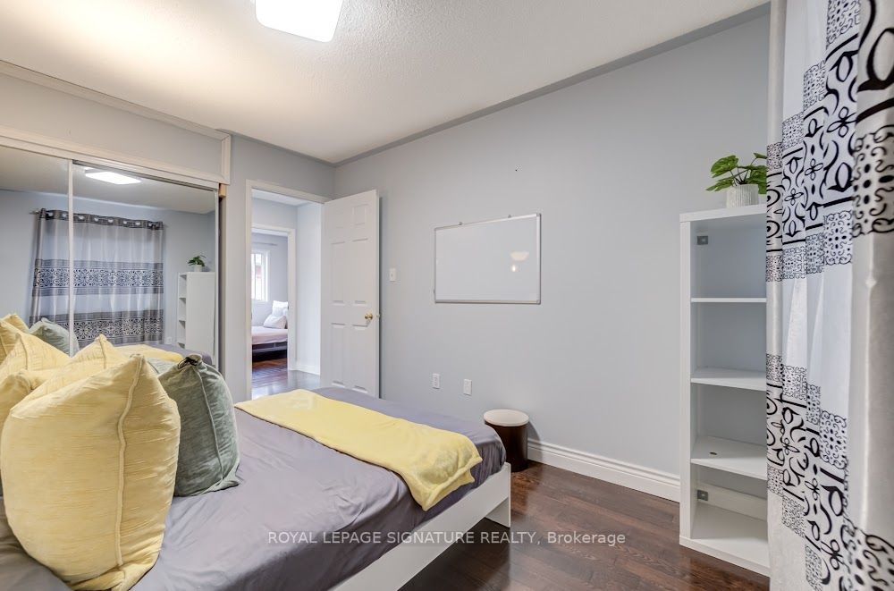 23 Chestermere Cres