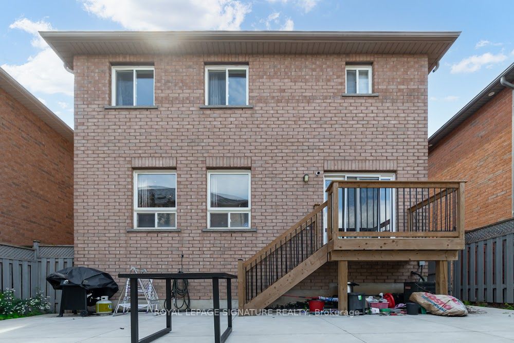 23 Chestermere Cres