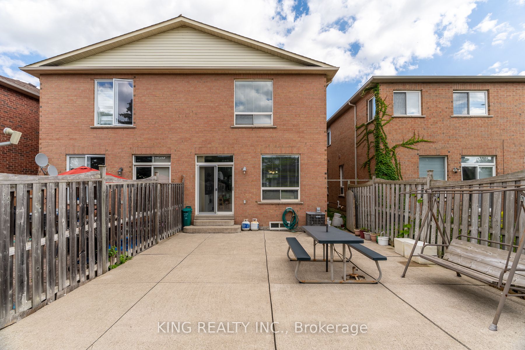 926 Ledbury Cres
