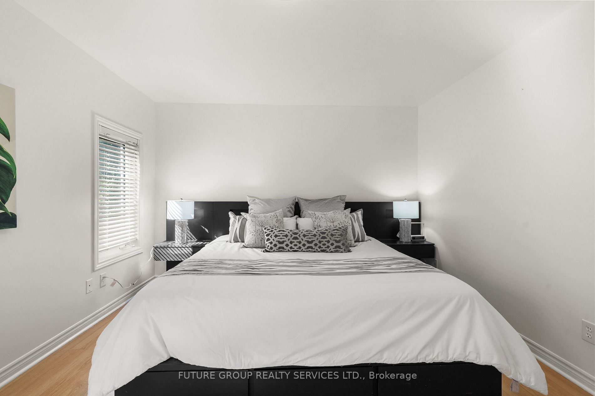 12 Ruthven Pl