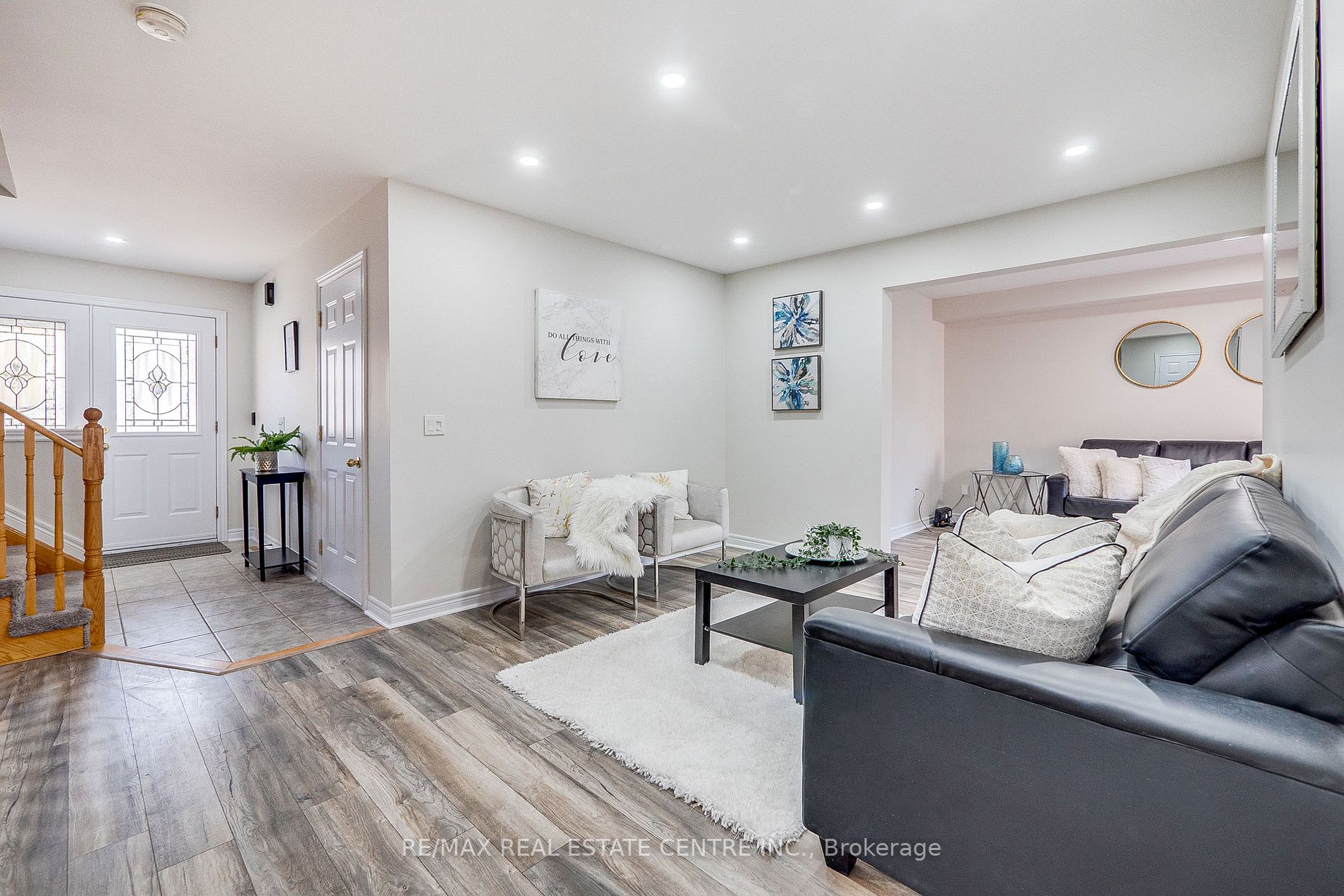 118 Mowat Cres