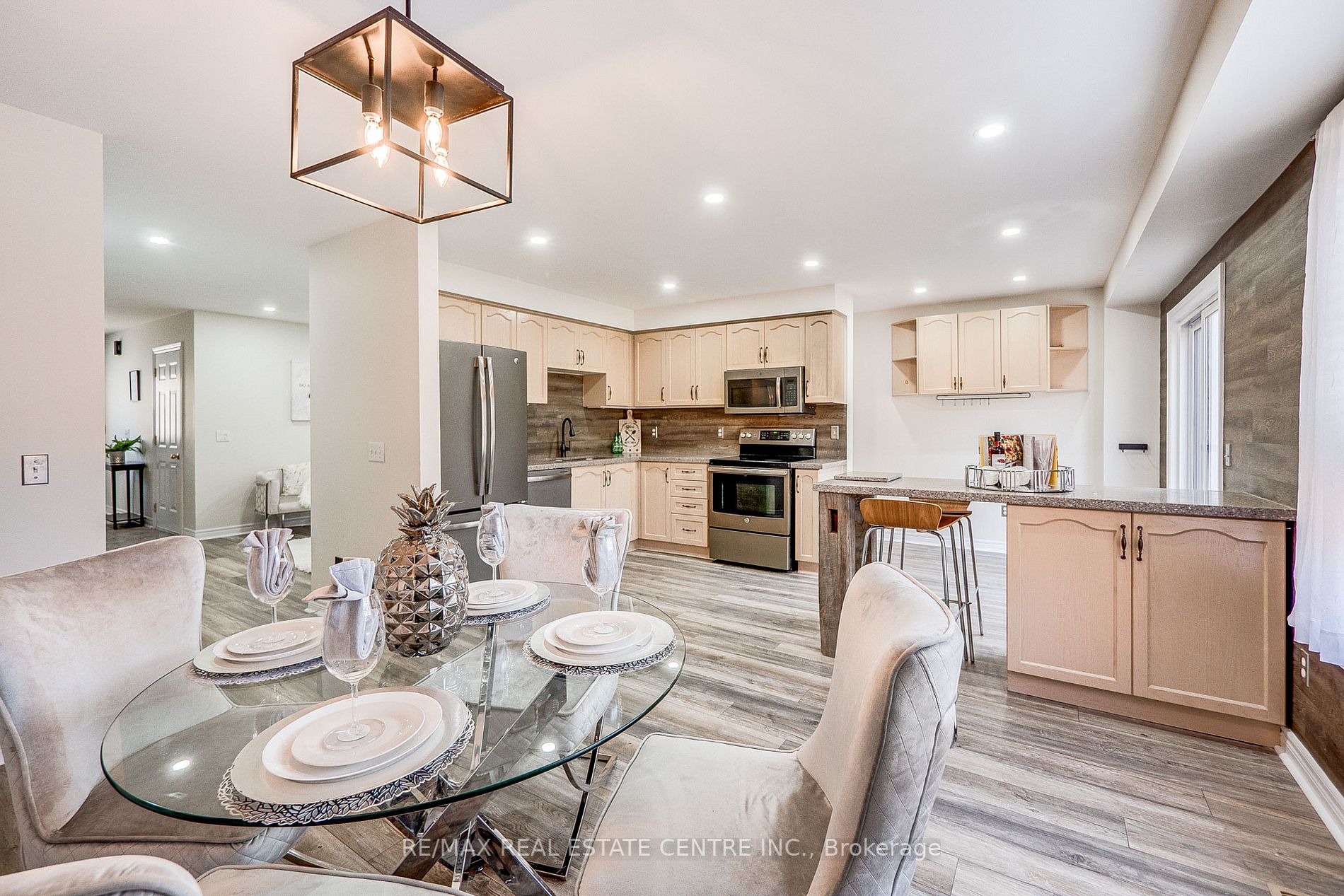 118 Mowat Cres
