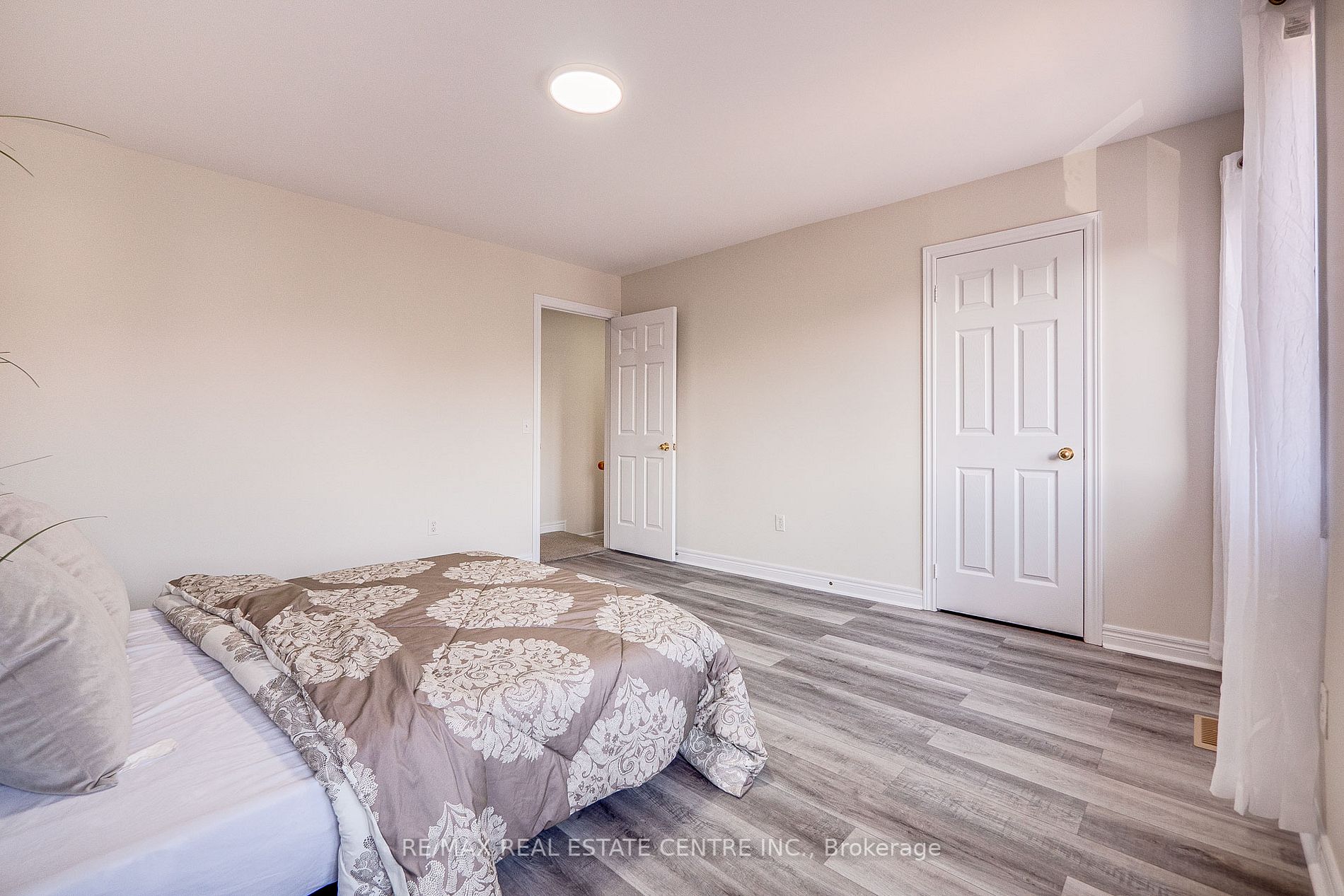 118 Mowat Cres