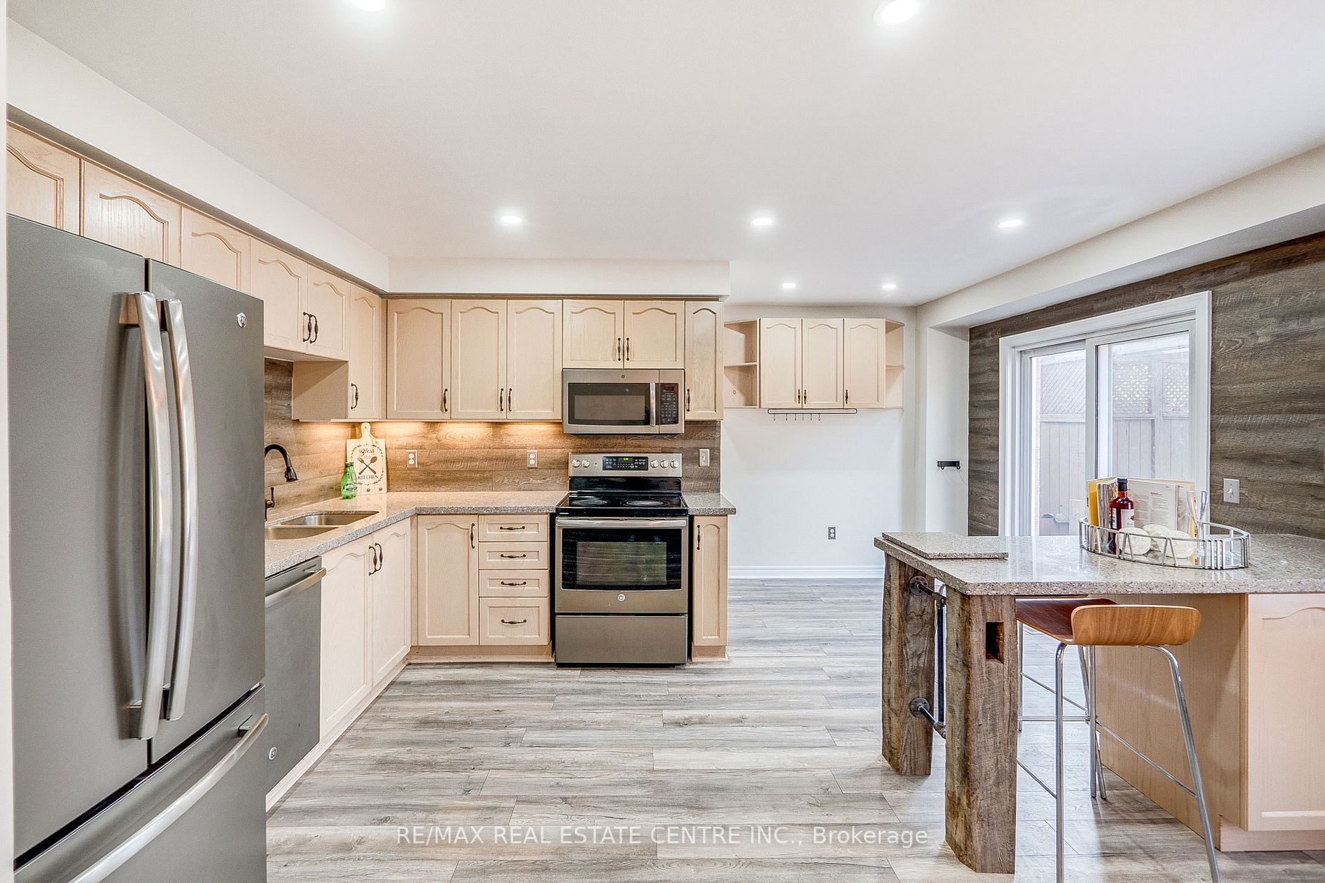 118 Mowat Cres