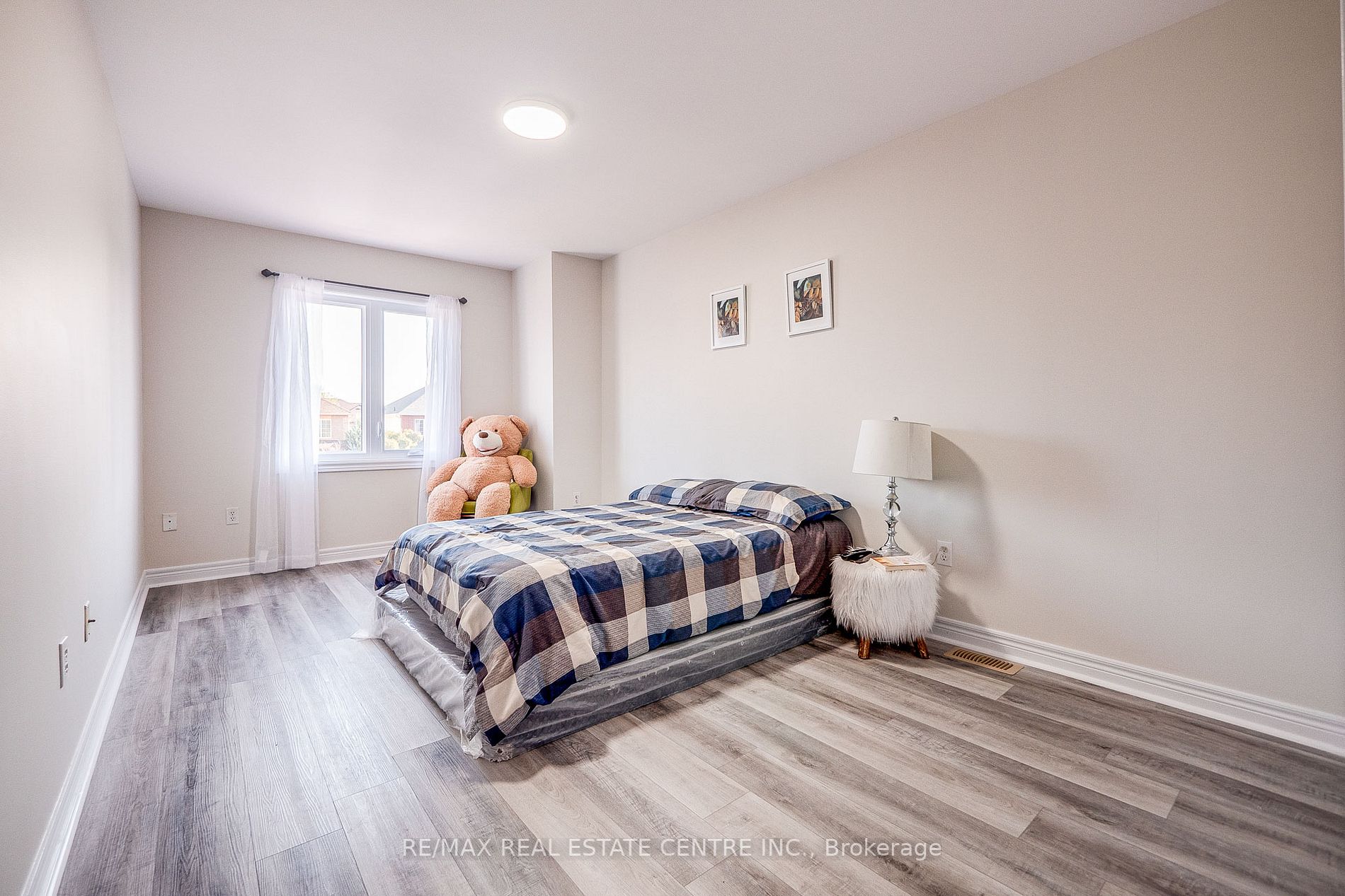 118 Mowat Cres