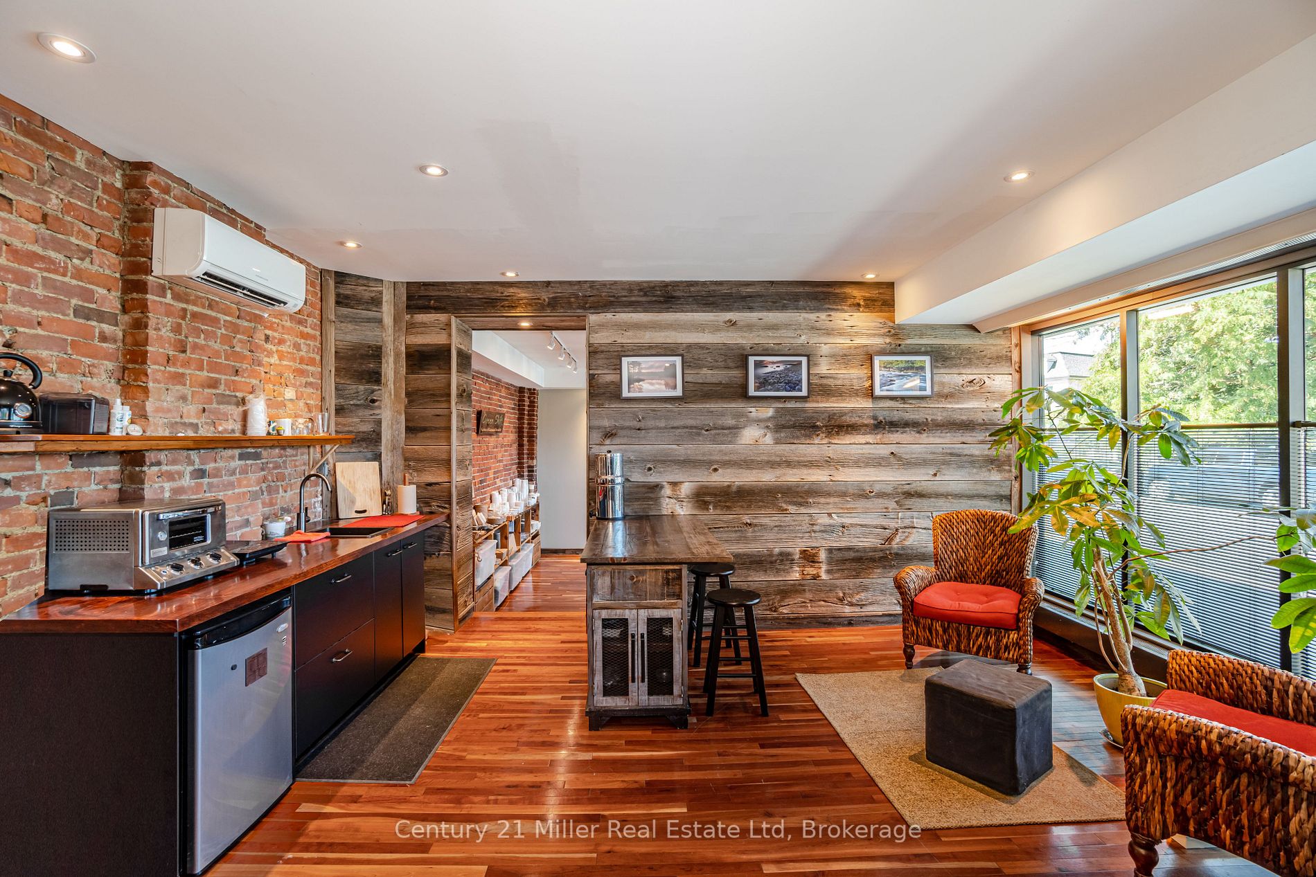 2589 Dundas St W