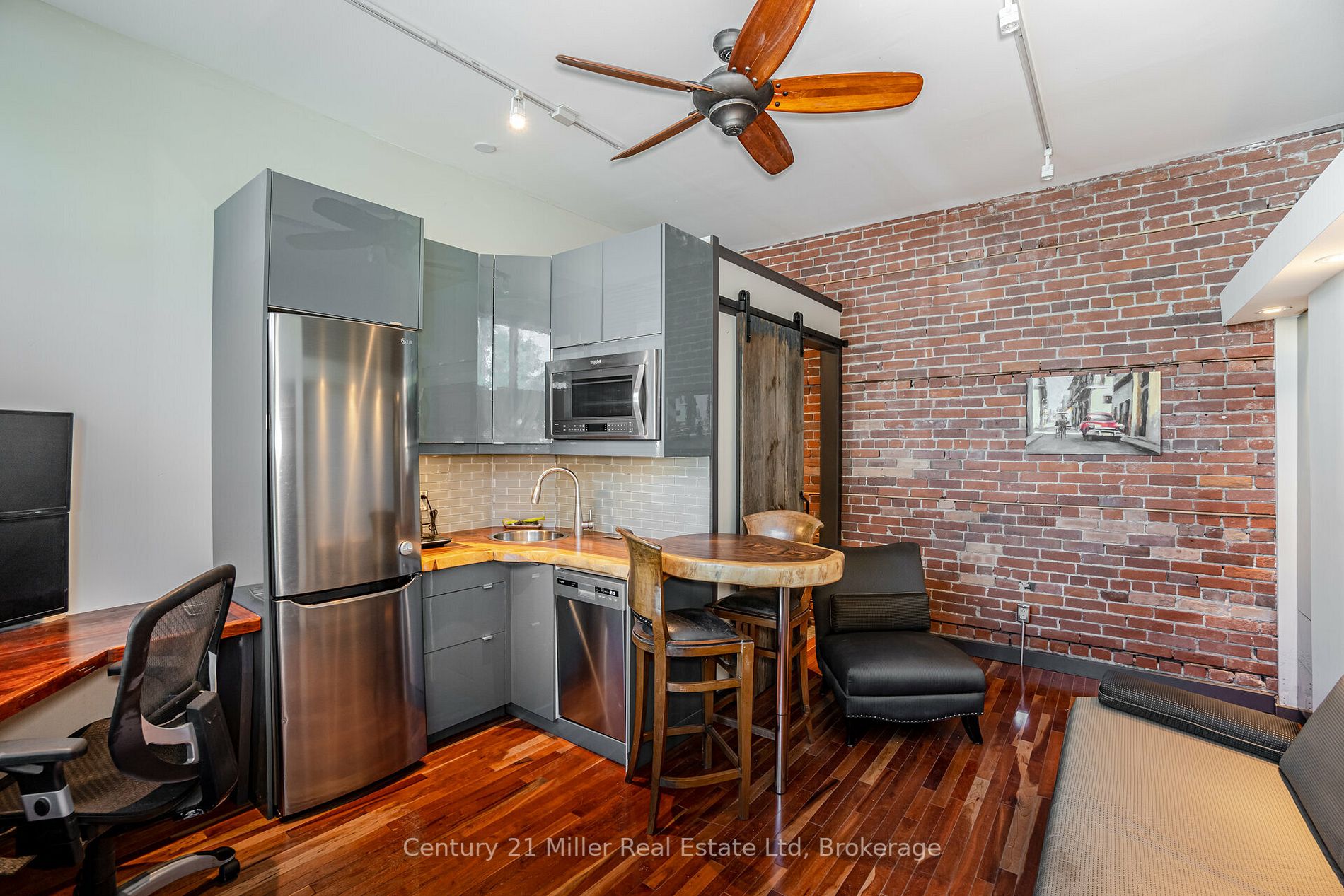 2589 Dundas St W