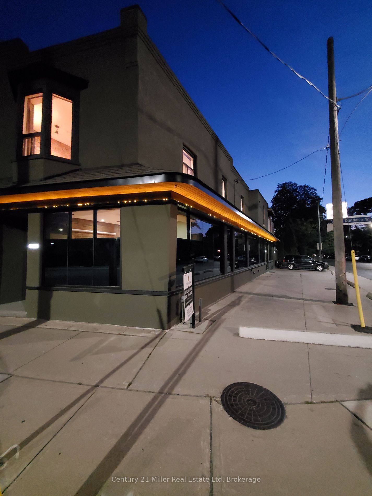 2589 Dundas St W