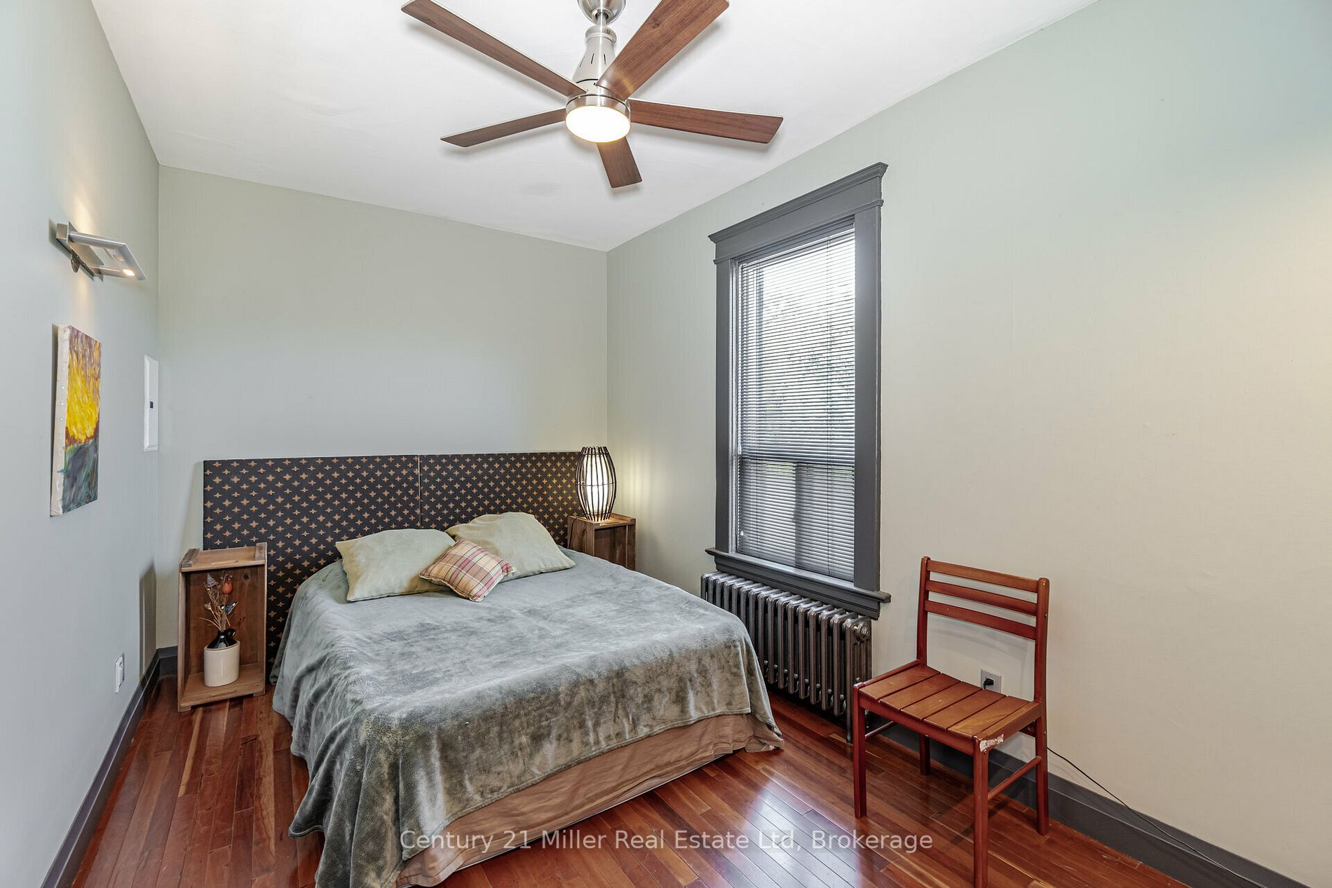 2589 Dundas St W