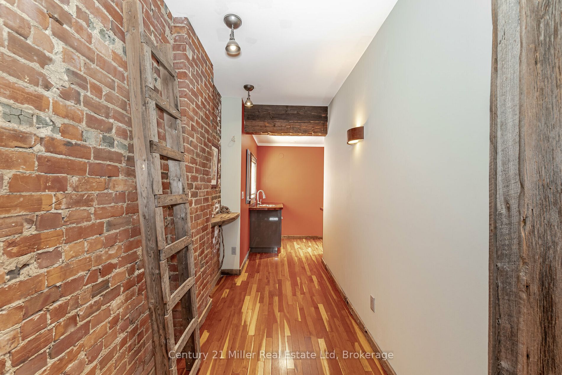 2589 Dundas St W