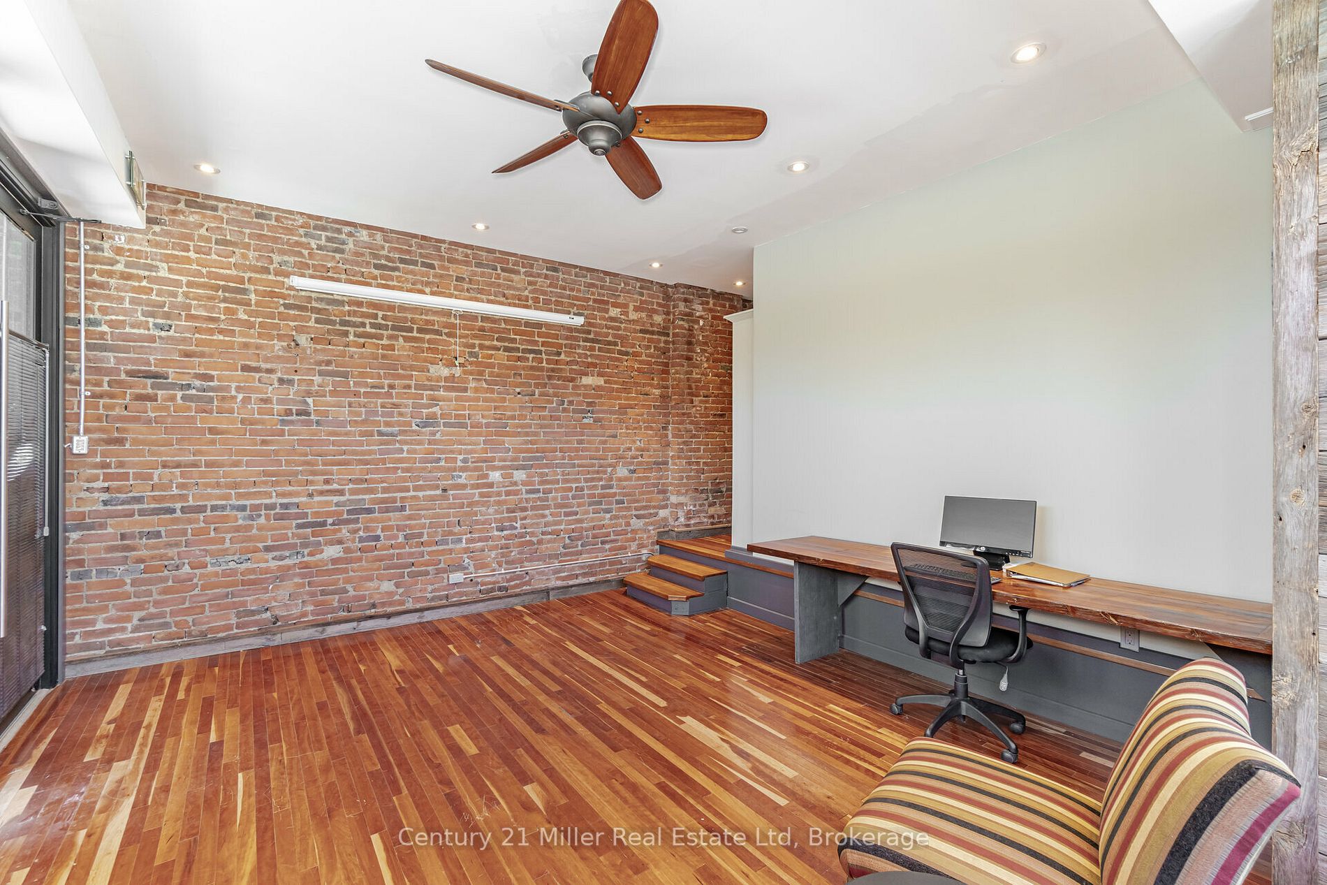 2589 Dundas St W