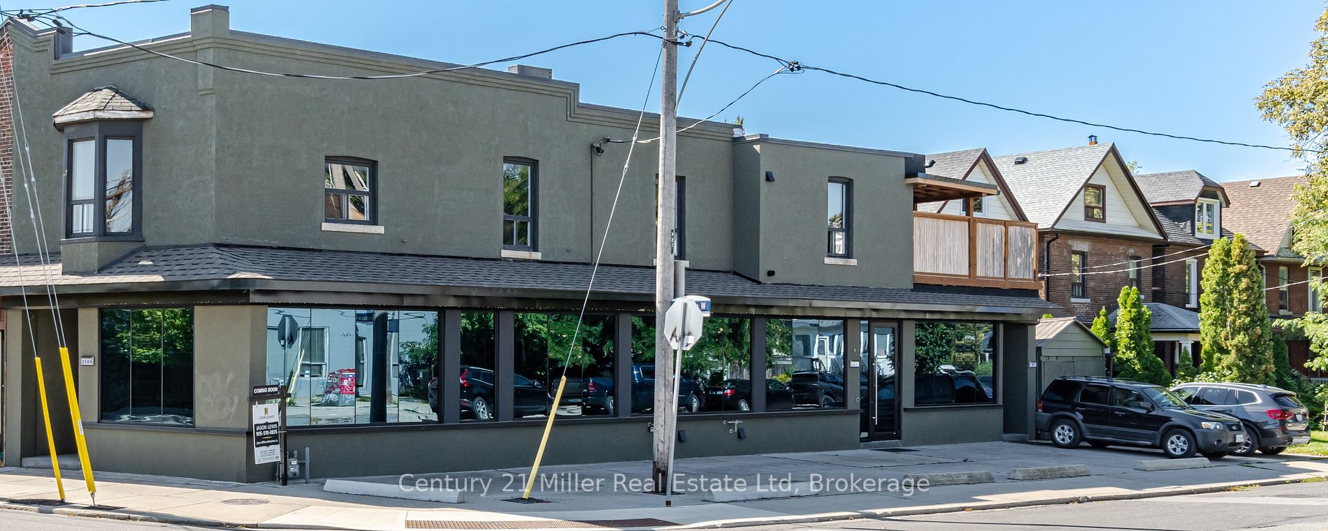2589 Dundas St W