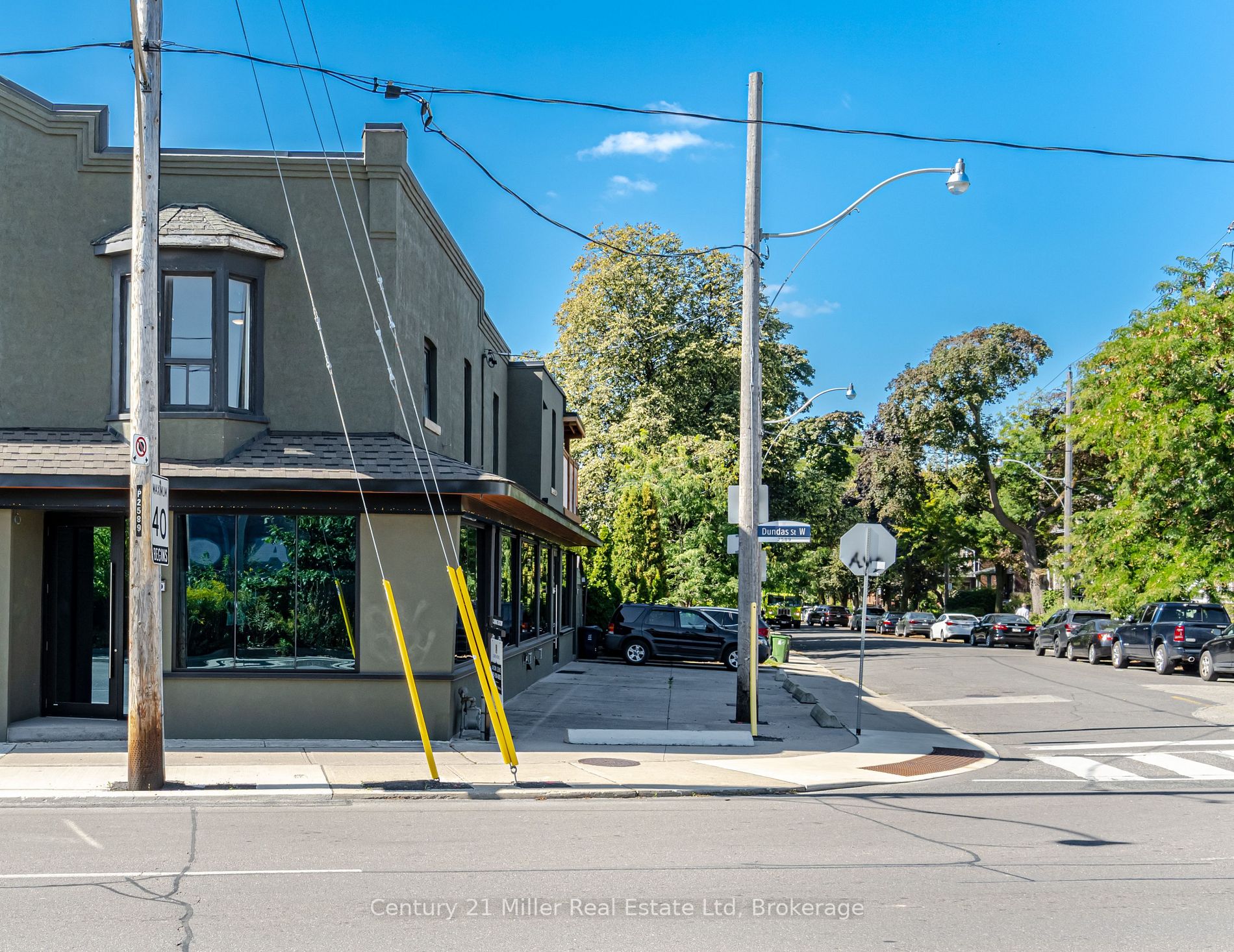 2589 Dundas St W
