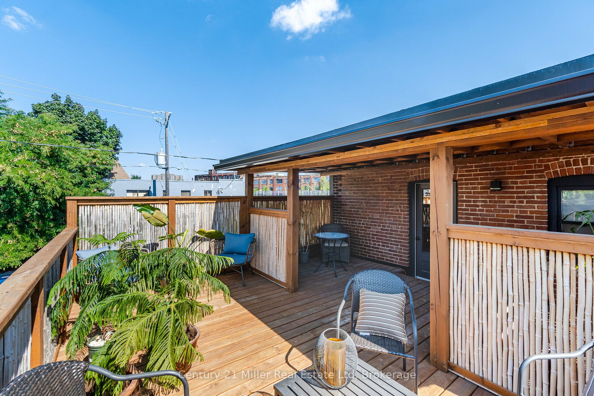 2589 Dundas St W