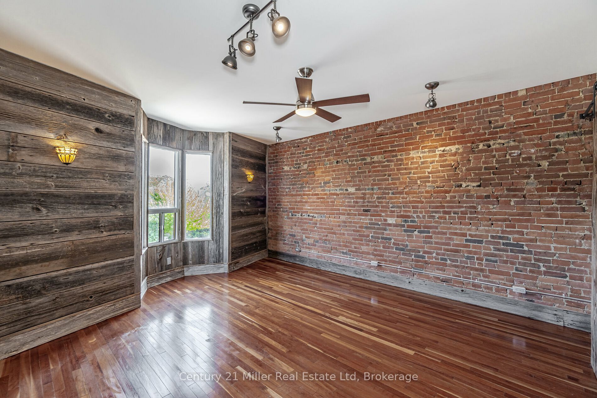 2589 Dundas St W