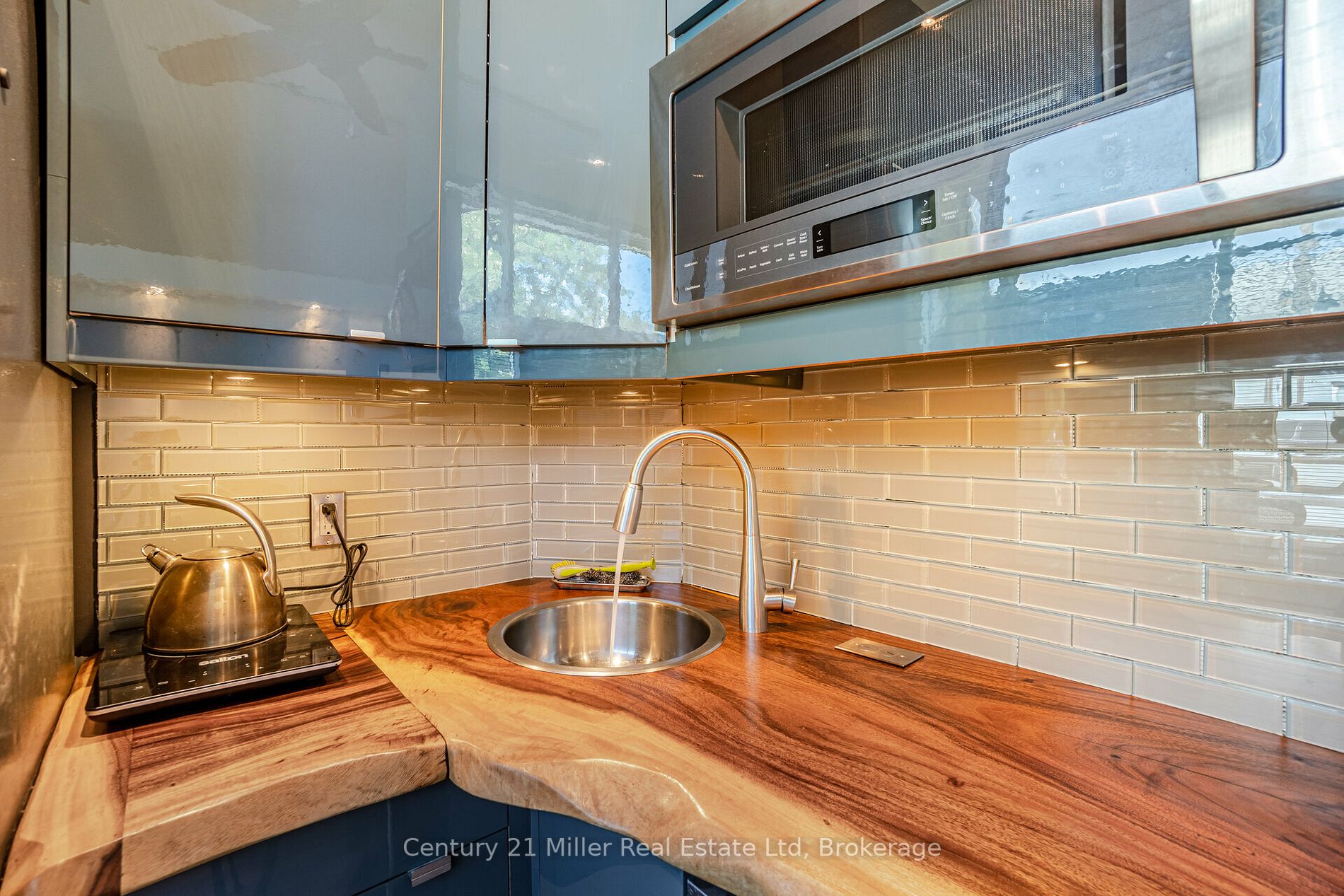 2589 Dundas St W