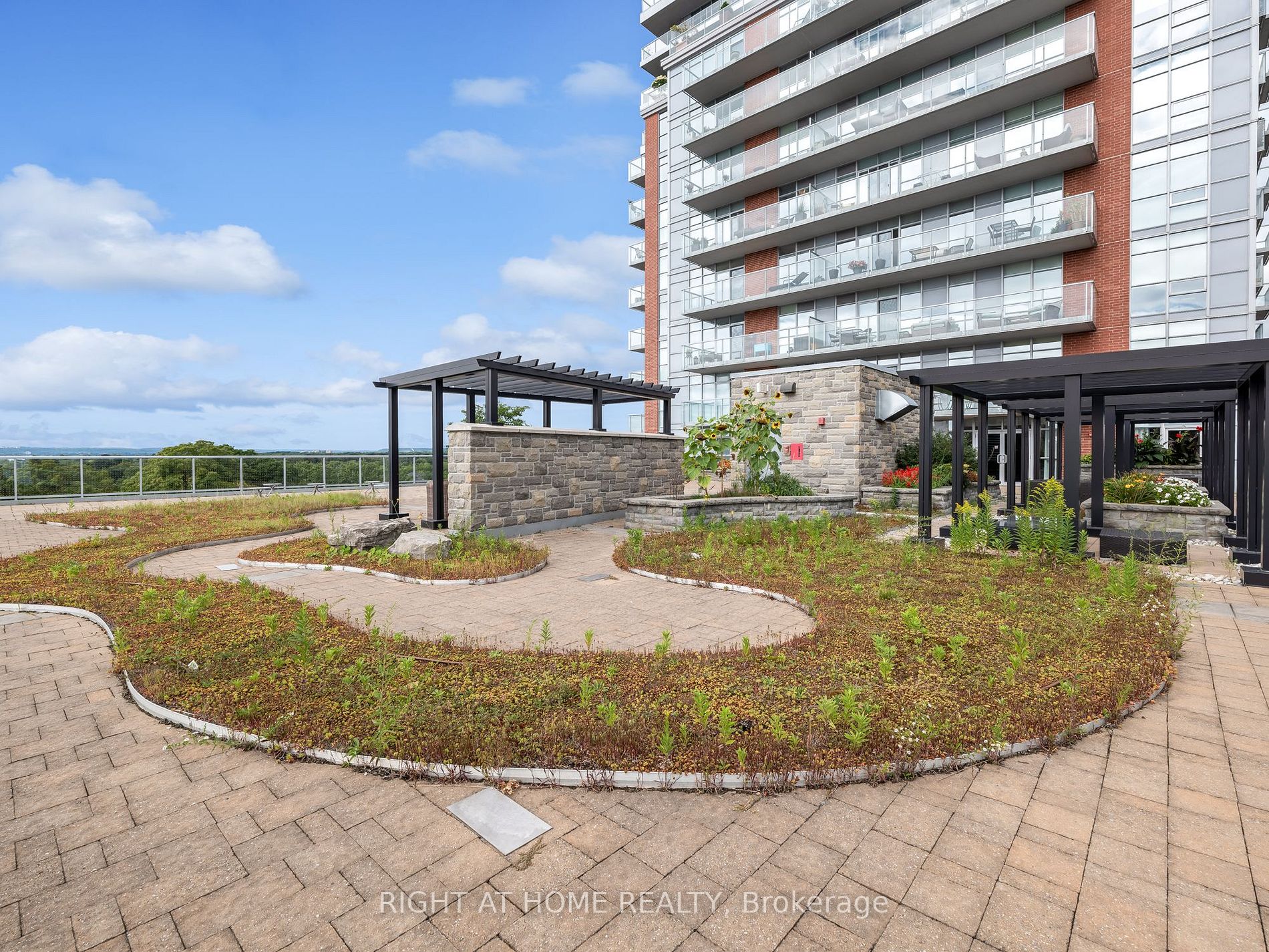 551 Maple Avenue, #615
