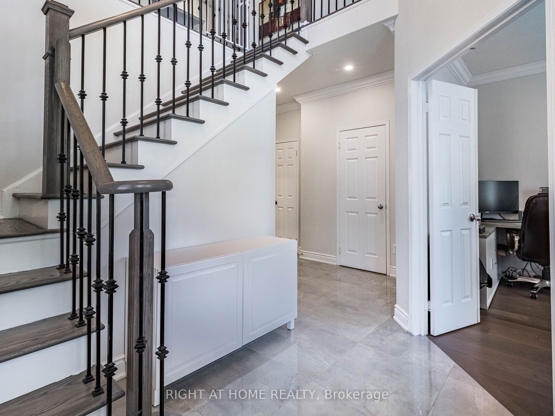 5261 Eaglesview Dr