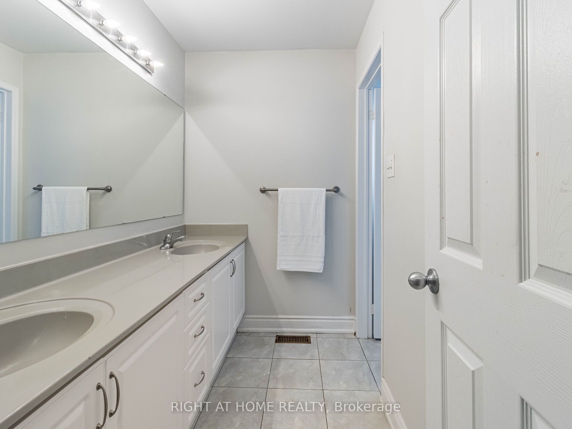 5261 Eaglesview Dr