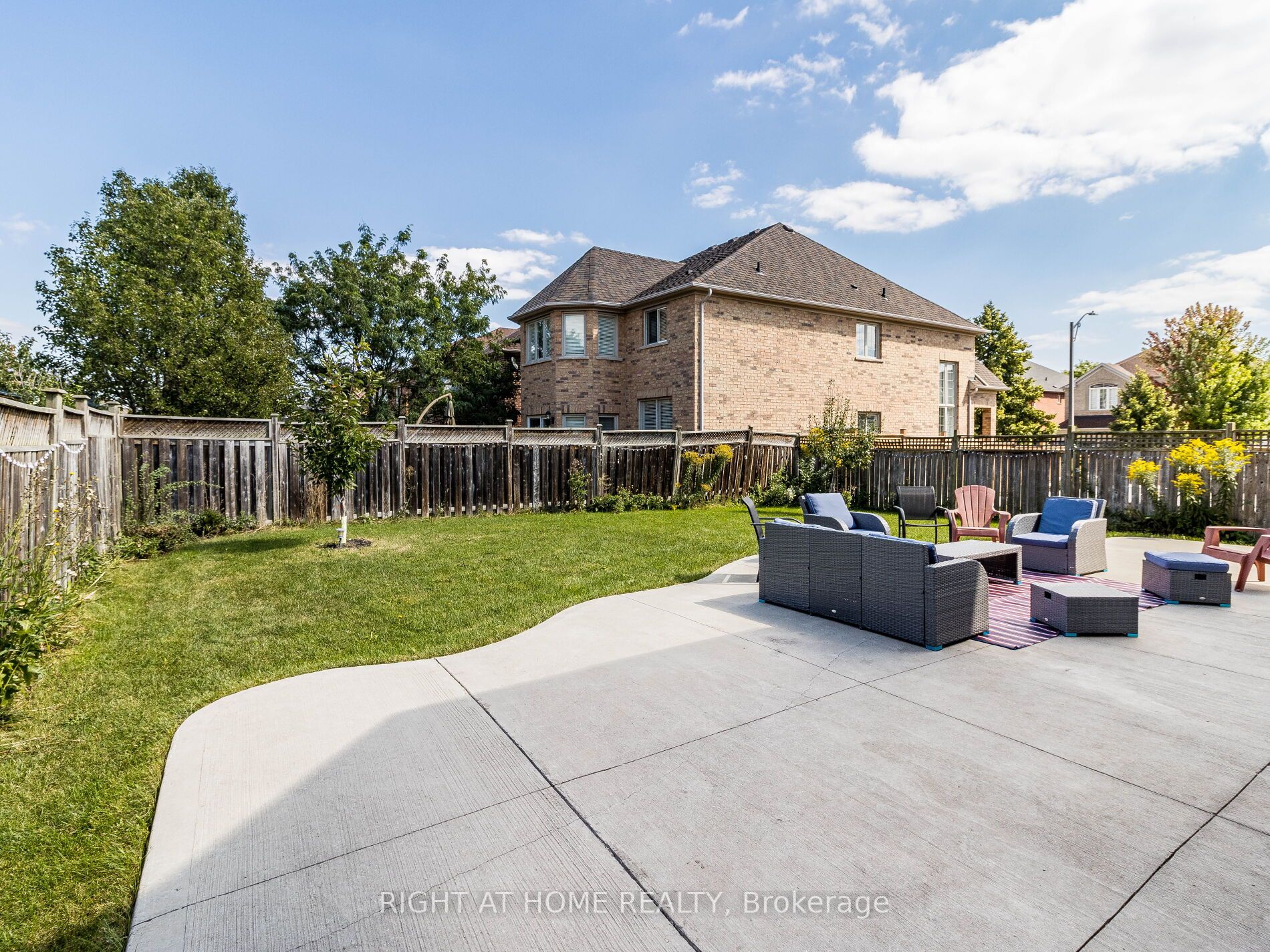 5261 Eaglesview Dr