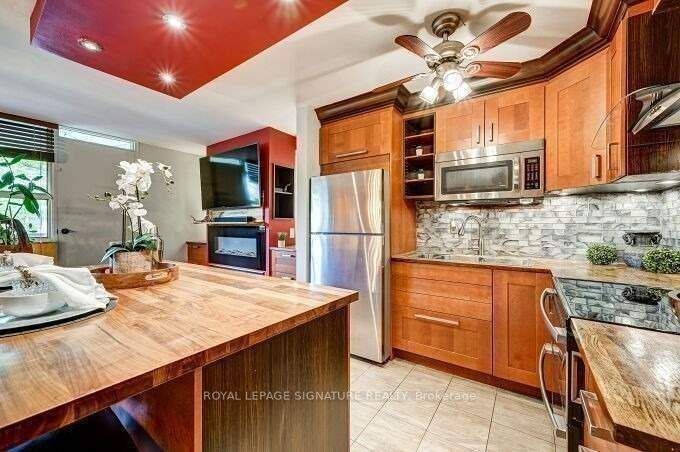 3625 Lake Shore Blvd W, #209