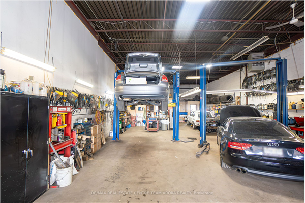 1160 Crestlawn Dr, Mississauga