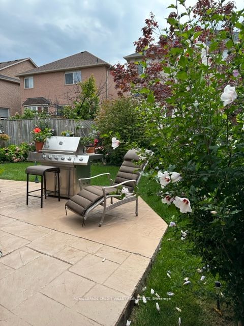 82 Fallstar Cres