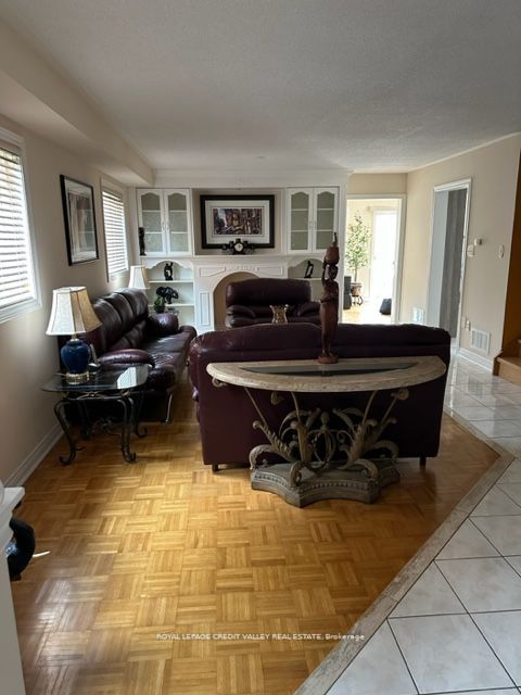 82 Fallstar Cres