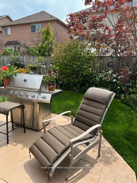82 Fallstar Cres