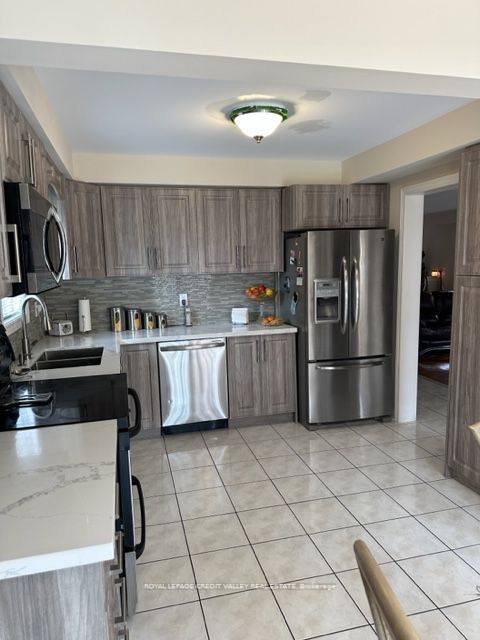 82 Fallstar Cres