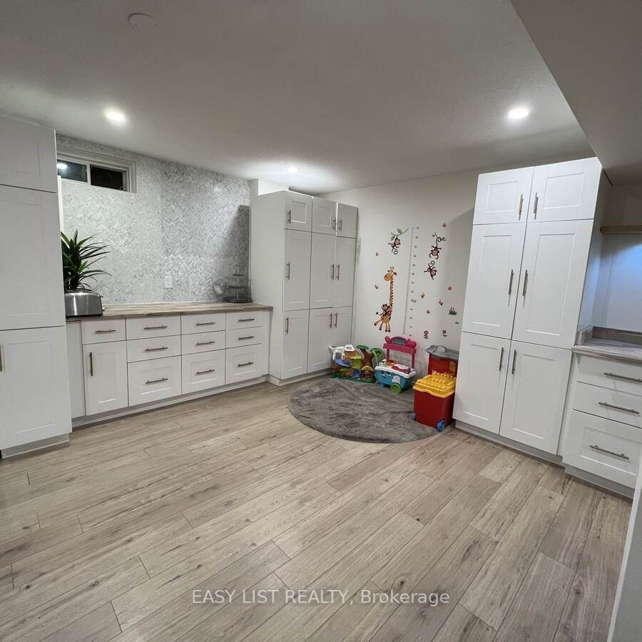 889 Stoutt Cres