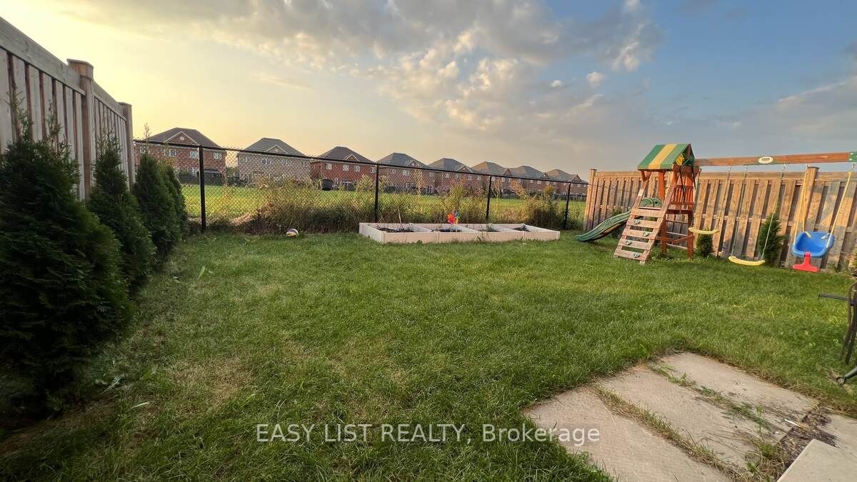 889 Stoutt Cres