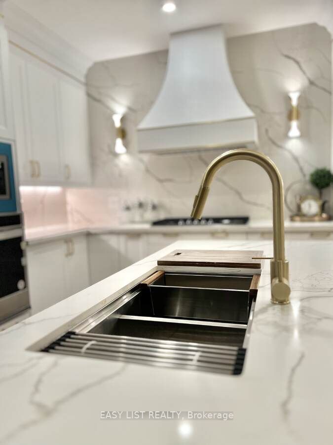 889 Stoutt Cres