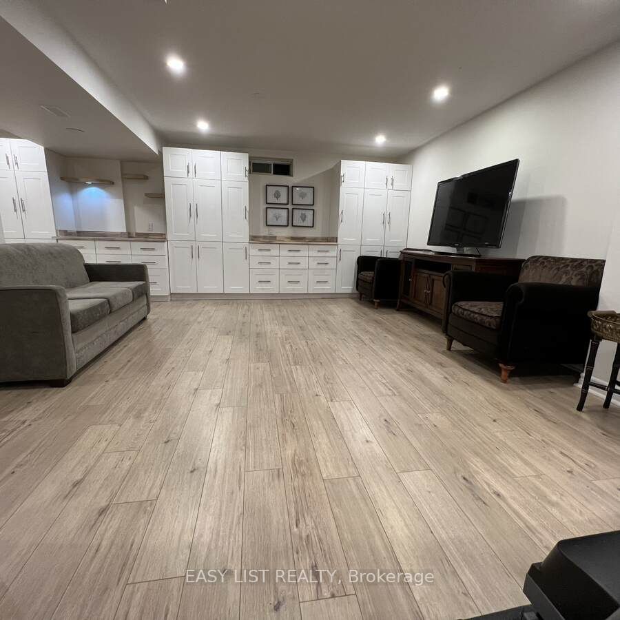 889 Stoutt Cres