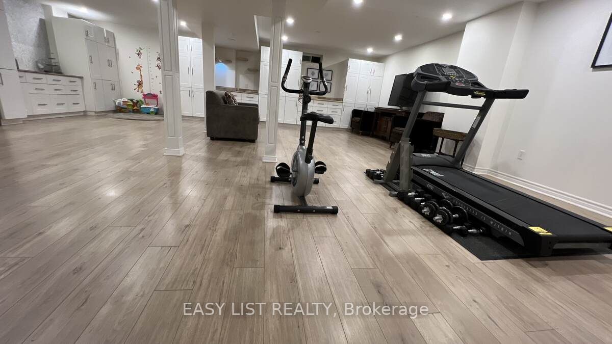 889 Stoutt Cres