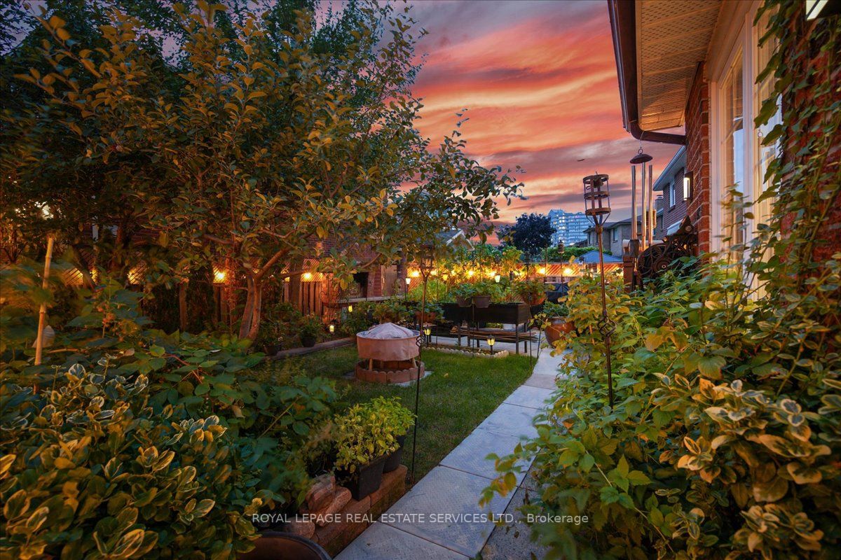 169 Kingsbridge Garden Circ