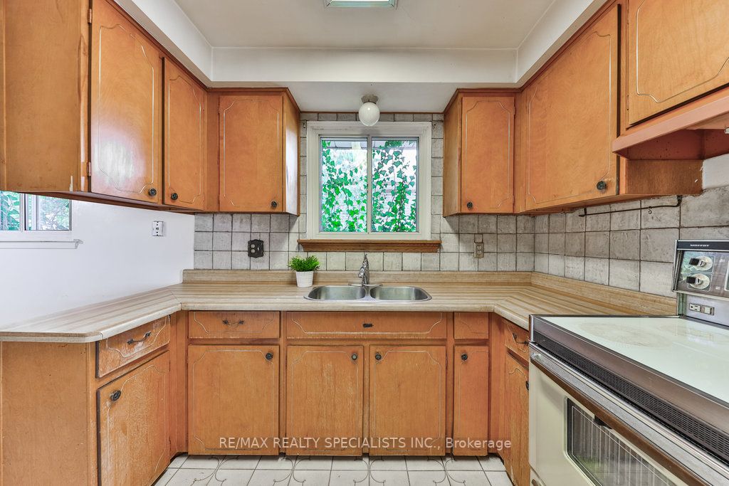 3192 Ibbetson Cres