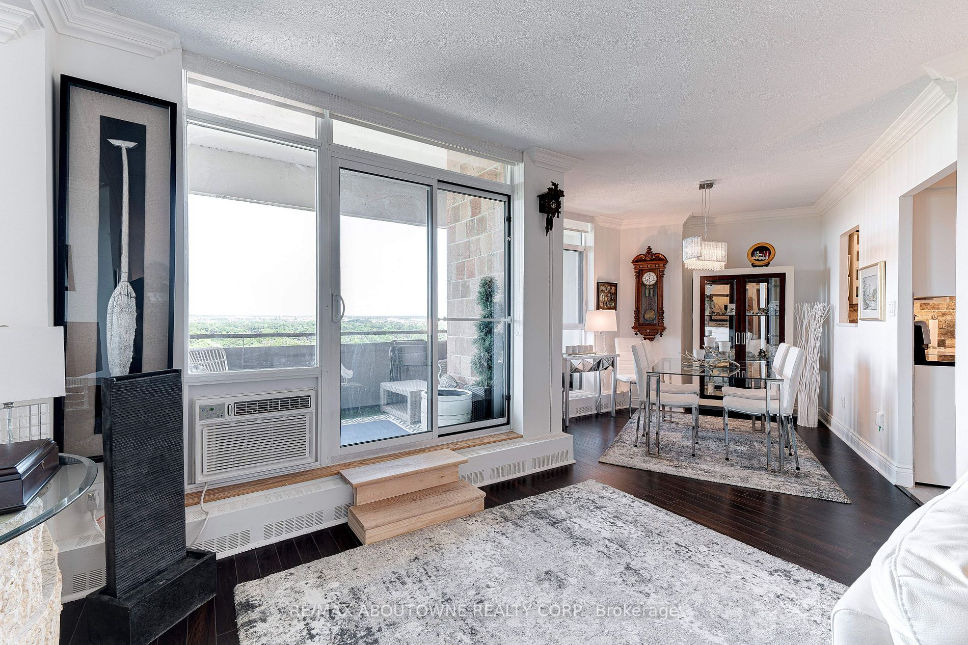 5250 Lakeshore Rd, #2001