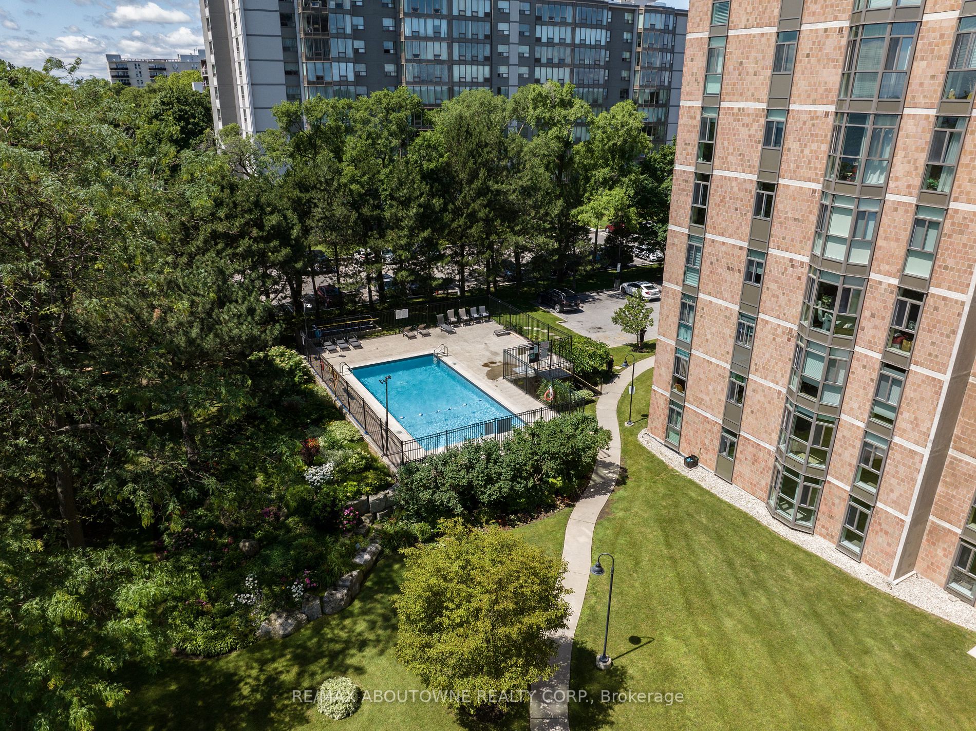 5250 Lakeshore Rd, #2001