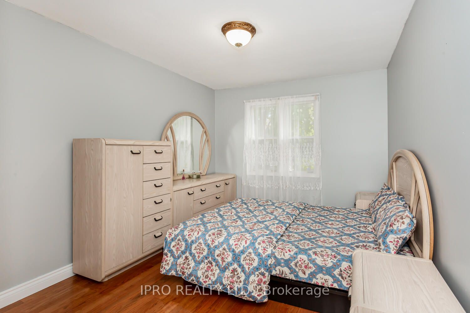 4194 Martlen Cres