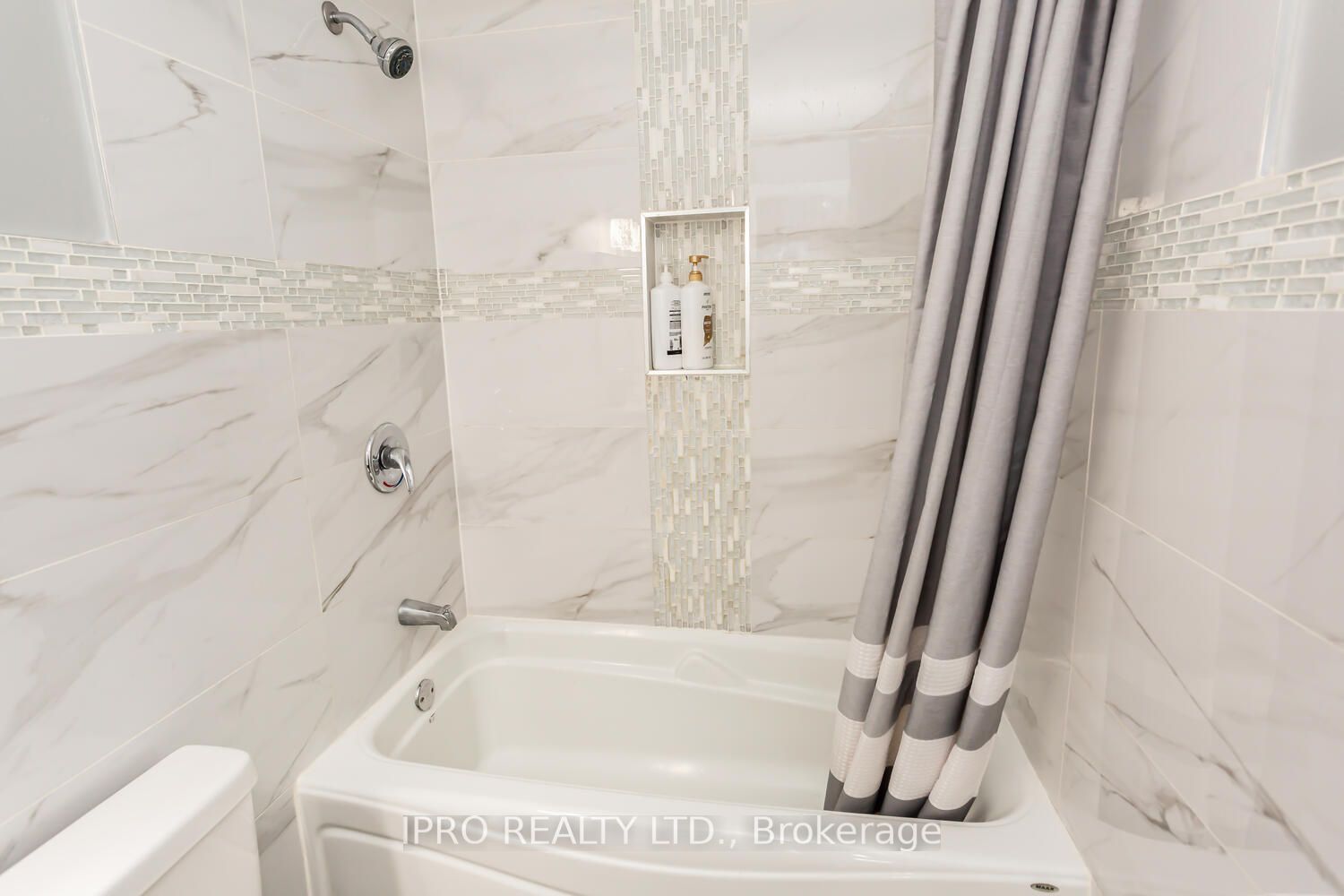 4194 Martlen Cres