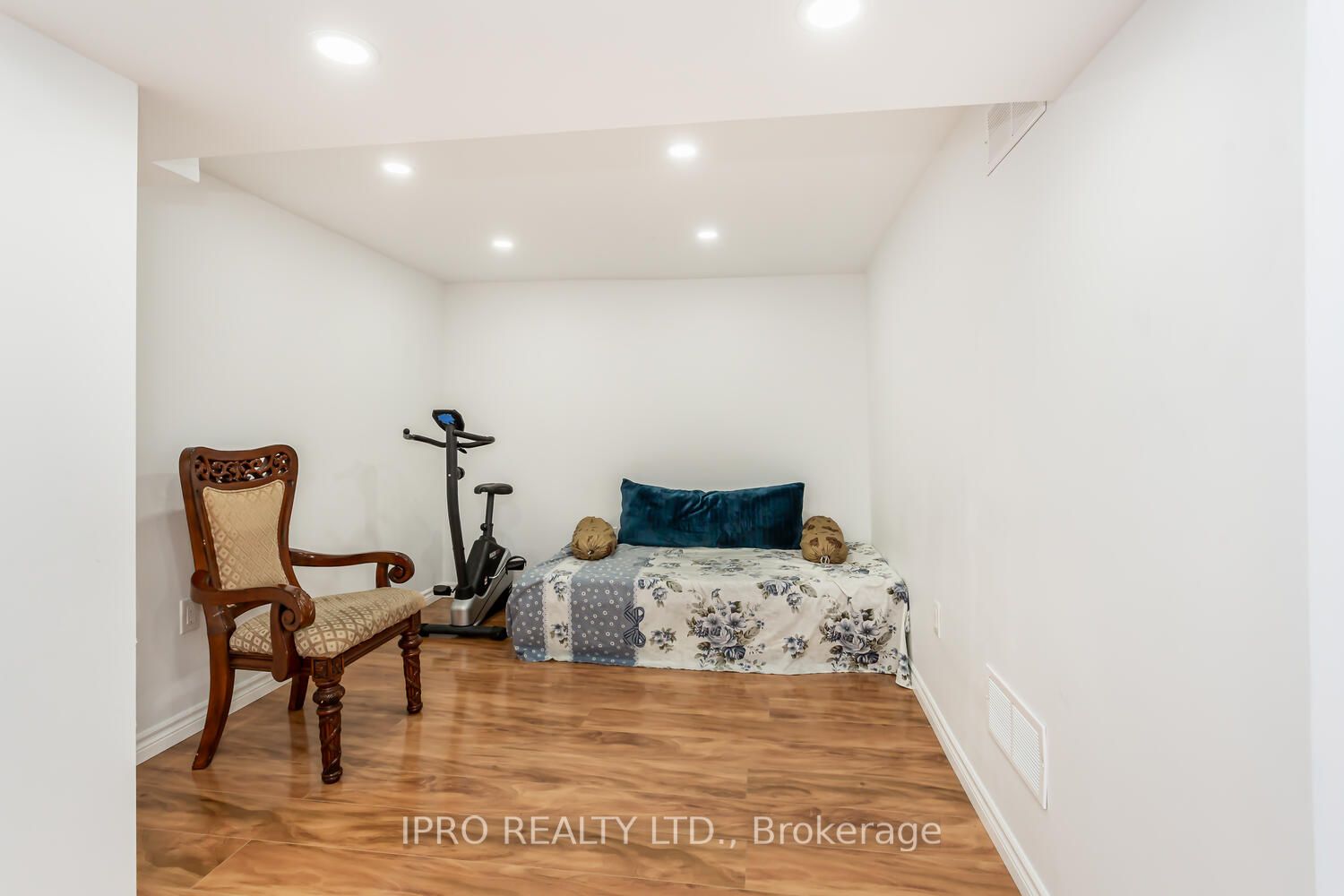 4194 Martlen Cres