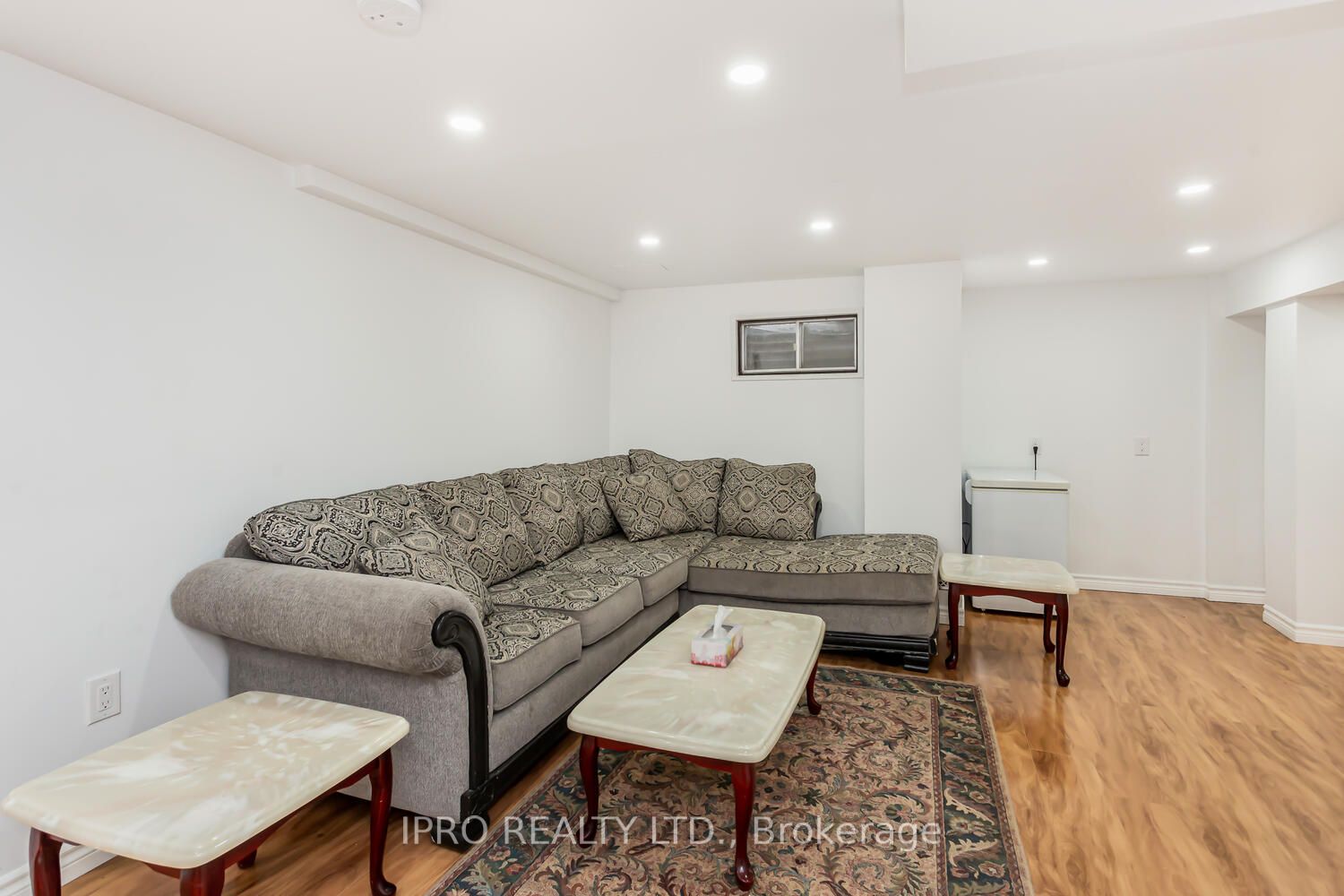 4194 Martlen Cres