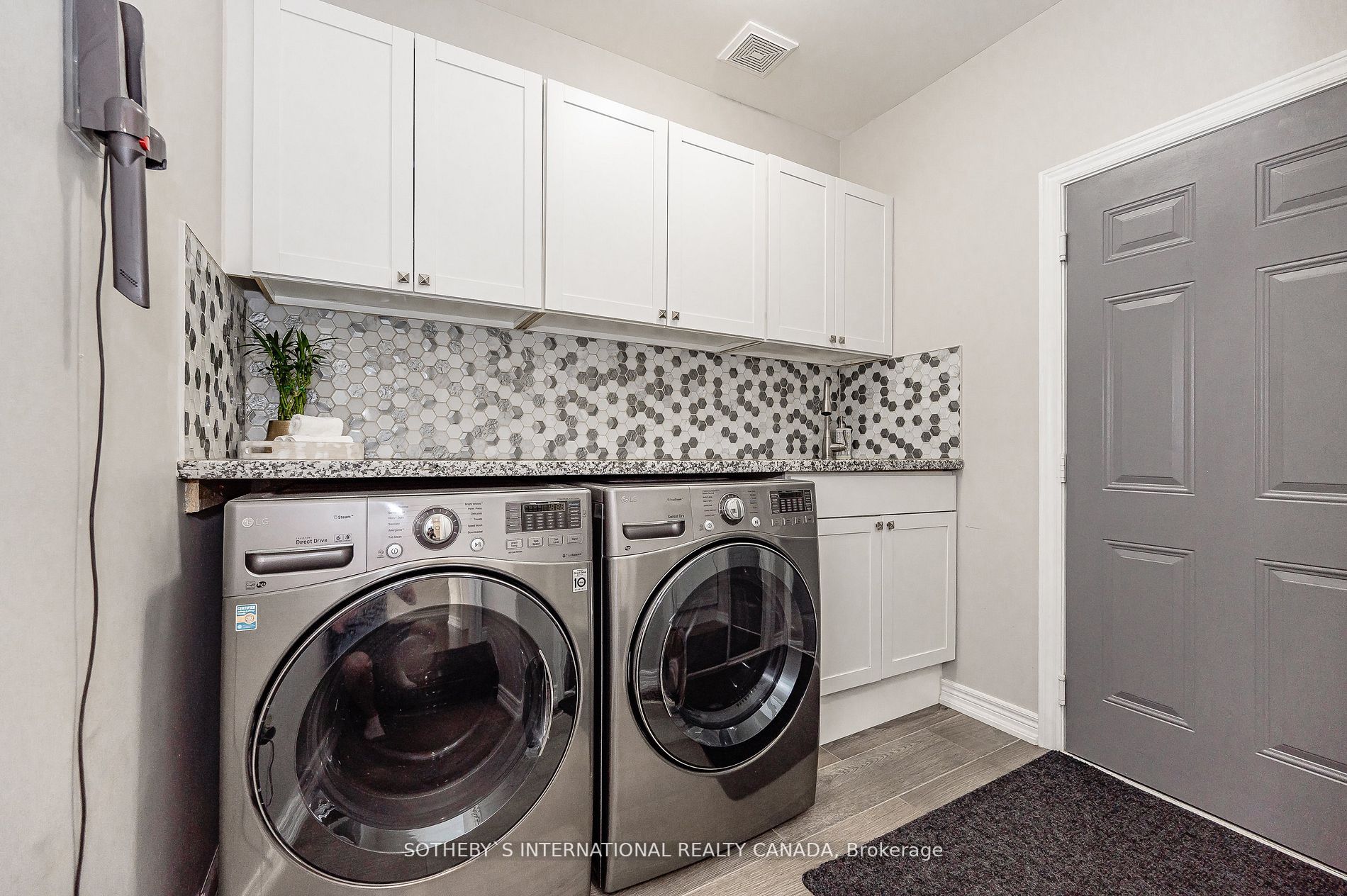 41 Amaryllis Dr