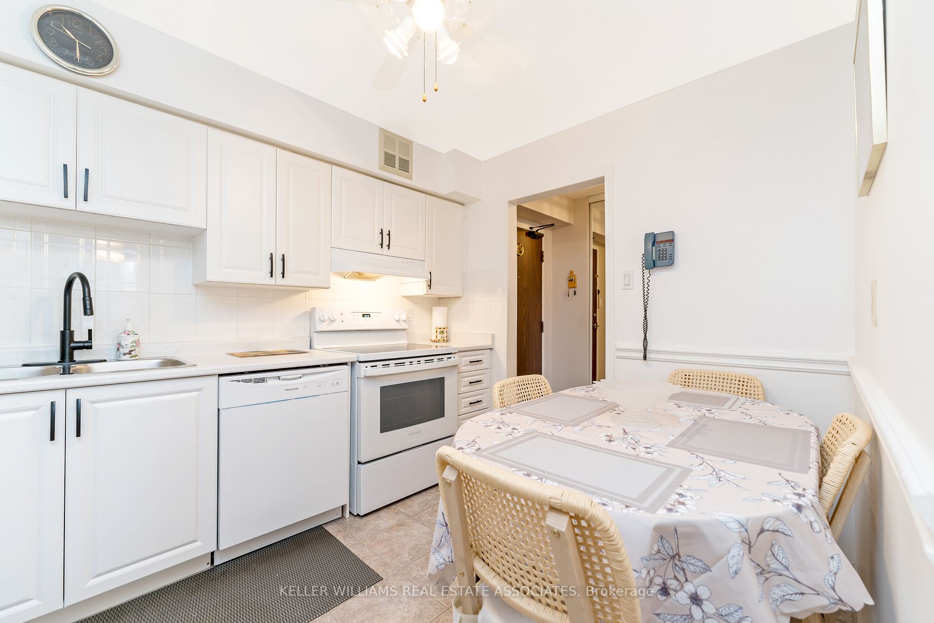1485 Lakeshore Rd E, #203