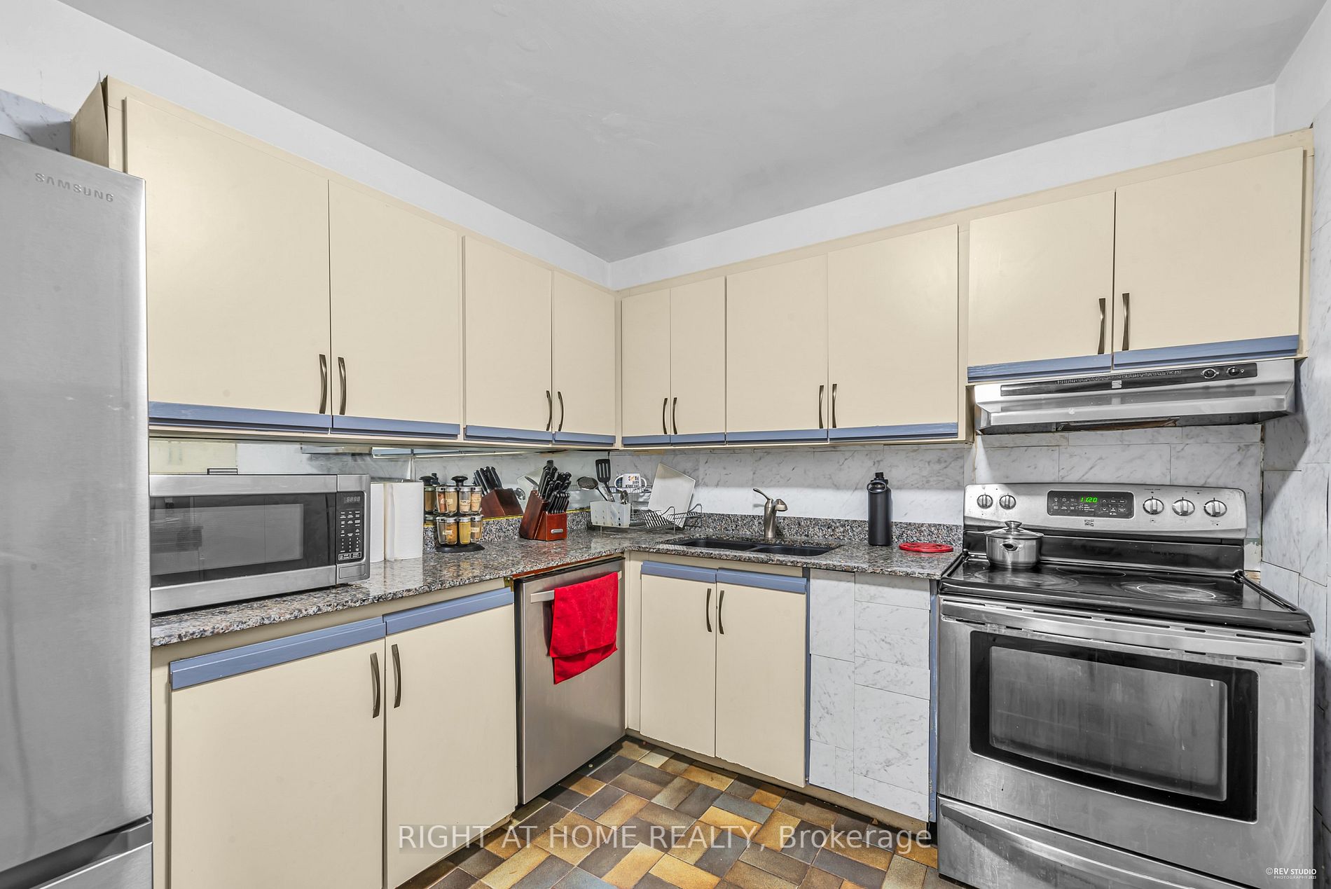2323 Confederation Pkwy, #408