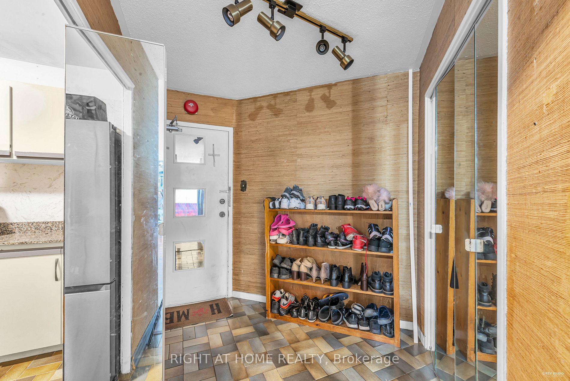 2323 Confederation Pkwy, #408