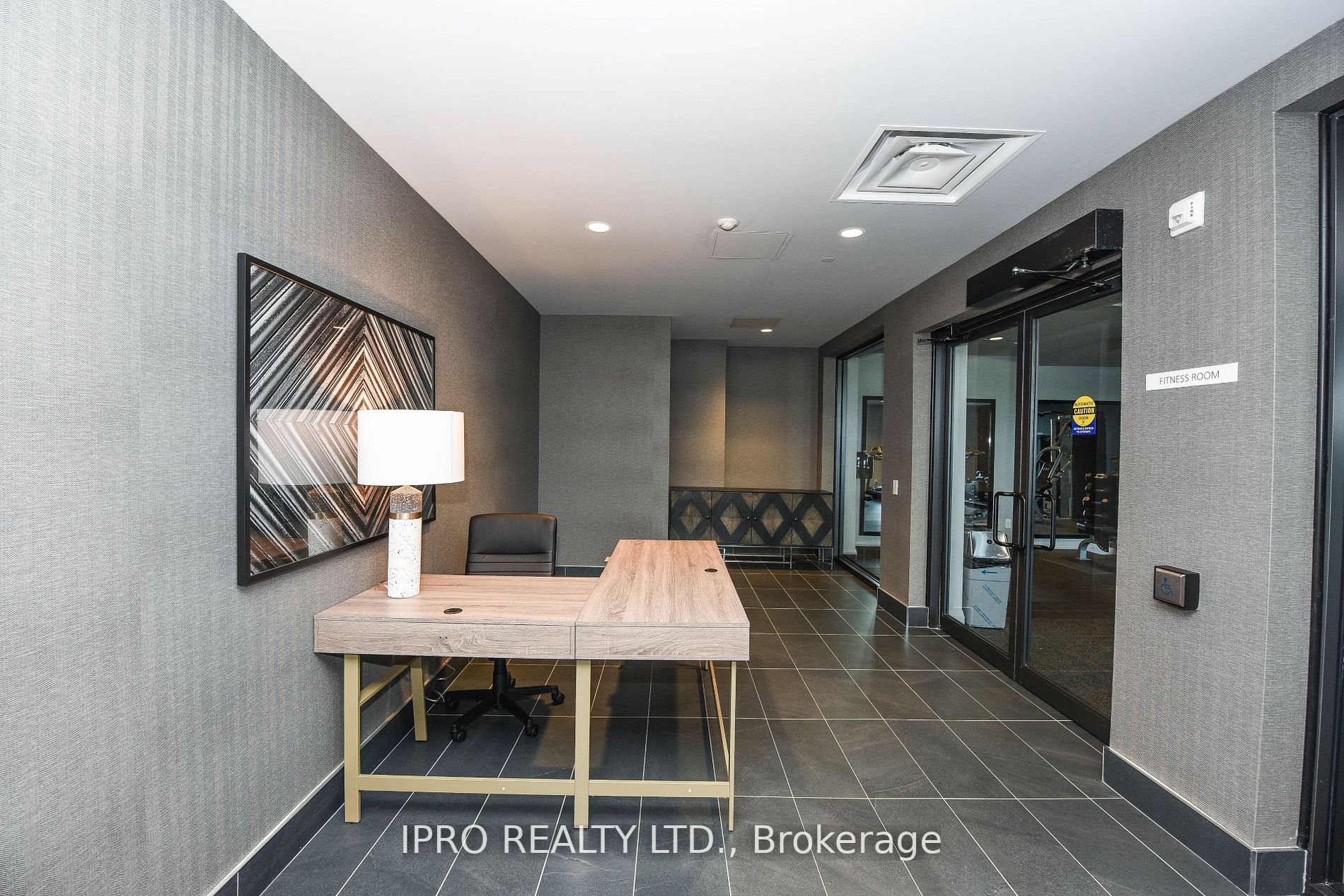 95 Dundas St W Street, #004
