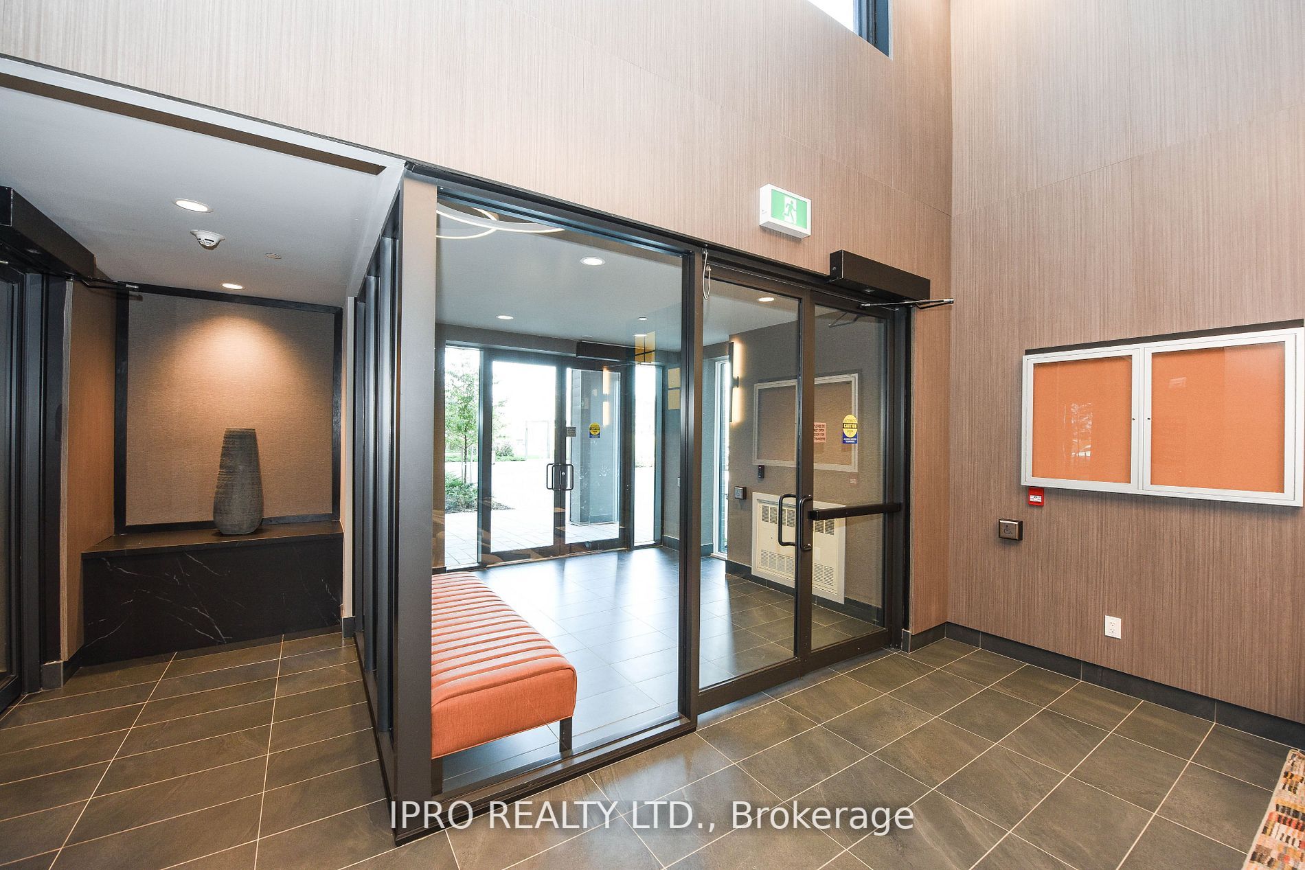 95 Dundas St W Street, #004
