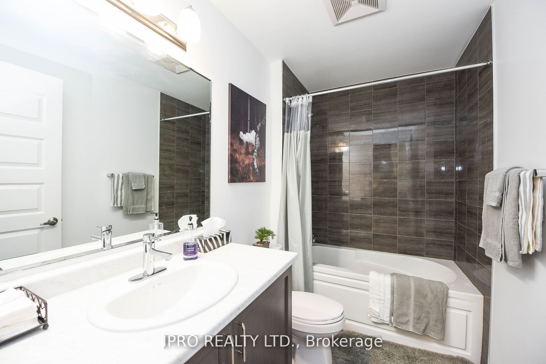 95 Dundas St W Street, #004